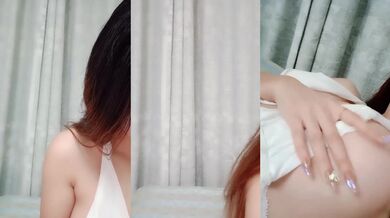 东北小妹清纯又风骚，颜值还很高，玩的敞亮听指挥，性感的奶子又嫩又大，逼逼粉嫩水又多，自慰骚穴舔淫水