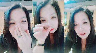 书屋里的淫荡，这少妇无敌了，别人在桌子上看书她偷着和狼友玩大转盘，奶头夹乳交，逼逼夹大黑牛阴蒂风油精