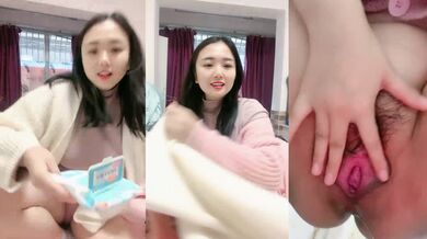 人妻御姐少妇美艳诱人，大奶子控制不住要从衣服里漏出来，礼物轰炸下脱光了诱惑狼友，揉骚奶子展示特写逼逼