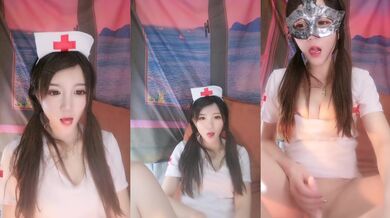 你的护士女友已上线，白丝情趣装露脸颜值高，掏出奶子陪狼友发骚，按摩棒玩着阴蒂道具抽插，撅着屁股看骚穴