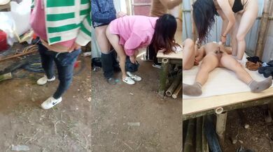 农村4P换妻游戏勾搭激情啪啪，简陋工棚内大秀直播，口交大鸡巴衣服都没脱完就开草，多体位爆草抽插内射骚穴