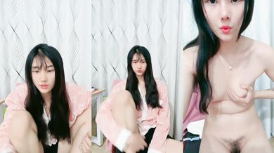 刚下海不久的清纯小妹又来了，全程露脸听狼友指挥全脱光大秀直播，揉奶玩逼给狼友看，自慰呻吟，撅着屁股掰