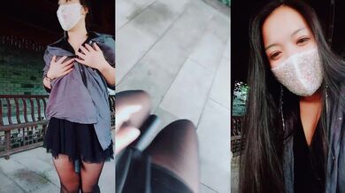 刺激的户外主播开档黑丝高跟在公园内大秀直播，漏出骚奶子真空装逼逼里夹着大黑牛自慰，人来人往精彩又刺激