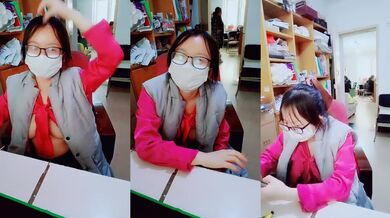 办公室里的风骚少妇漏着奶子陪狼友发骚，奶头上还夹着小铃铛，后面男女同事好多，逼里塞跳蛋让男同事玩奶子