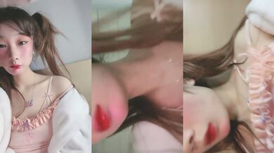 双马尾新人美少女！脸上红扑扑的！嘴比较小吃不了大JB，撩起衣服贫乳，多毛嫩穴尿尿超粉嫩