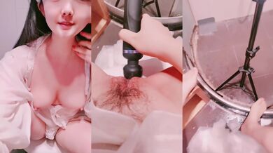 可爱娇小极品萌妹的诱惑，全程露脸揉奶玩逼抠给狼友看，奶子好软逼逼好嫩，按摩棒刺激摩擦，淫水四溅好骚啊