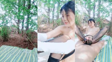 大山里面的小树林里玩弄骚表姐，露脸黑丝69口交舔骚穴，主动上位抽插小哥，无套蹂躏草的骚穴想尿尿，好刺激