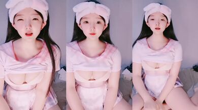 婴儿肥呆萌甜美少女！一脸清纯掏出奶子揉捏！没穿内裤撩起裙子，微毛紧致小穴，掰开特写超诱惑