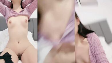 带眼镜的良家小少妇全程露脸一个人在床上发骚，淫声荡语互动黑丝情趣诱惑，揉奶玩逼看特写，撅着屁股发骚啊