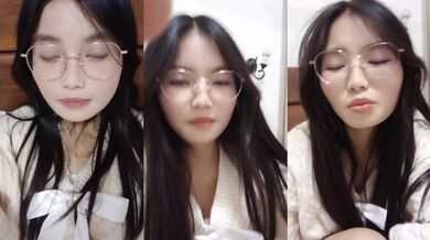 带眼镜长相甜美的妹子，做直播，勾引狼友想看逼需要刷小礼物，聊骚，自己吸烟掰穴