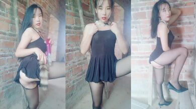 开档黑丝村花露脸躲在毛坯房里直播自慰诱惑狼友，玩的挺骚菊花塞着肛塞掰着骚逼诱惑狼友，按摩棒插逼里搅拌