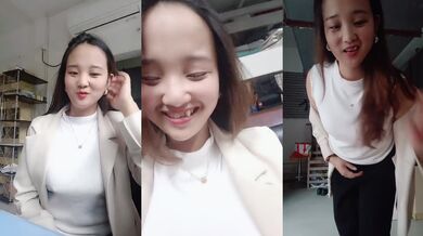 快递驿站里的风骚老板娘，虎牙很可爱全程露脸陪狼友撩骚互动，漏出骚奶子，跳蛋塞逼里搅动呻吟，表情好骚啊