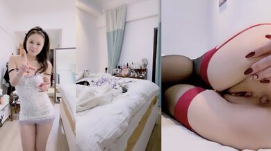 性感尤物小骚货！难得收费房大秀！脱衣热舞诱惑，伸出舌头表情淫骚，从下往上看穴，吊带丝袜跳蛋震骚逼