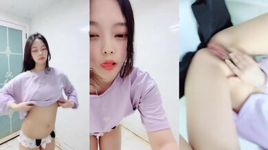 散发着清纯气息的妹子，独自露脸卫生间自慰掰穴，露出粉鲍鱼