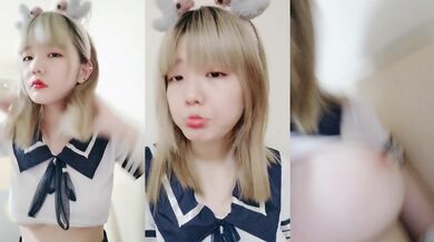 新人下海金发美少女！情趣学生制服短裙！白嫩奶子揉捏，翘起屁股掰穴特写，揉搓阴蒂极度诱惑