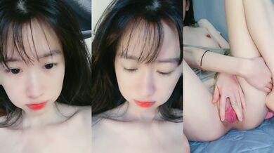 新人小美女在狼友的指挥下精彩展示，揉奶玩逼淫声荡语听指挥，粉穴特写，撅着屁股手指插入浪叫呻吟精彩刺激