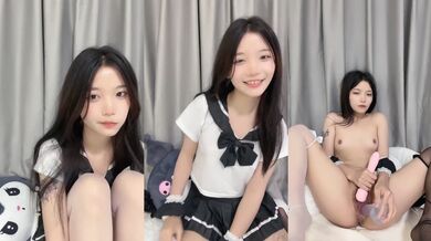 极品尤物美少女！外表乖巧呆萌！收费房学生制服，黑白丝袜美腿，情趣内裤道具激情，双管齐下流白浆