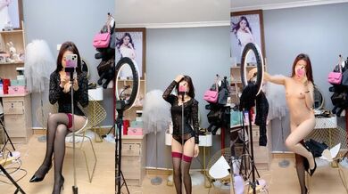 极品尤物！女神模特！黑丝顶级美腿，扭腰摆臀慢慢脱光，翘起美腿掰穴，按摩器震穴塞入