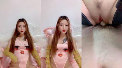 死库水网红美女！一线天无毛馒头逼！抓着屌吸吮深喉，特写视角猛怼骚穴，骑乘位一上一下