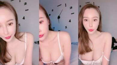 气质网红妹子，米色比基尼一个人独居全裸自慰三点全露，特写粉色蝴蝶逼