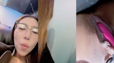 淫荡眼镜网红小骚货！网吧桌子下跳蛋自慰！偷偷扒开内裤跳蛋塞入，进进出出拉扯，揉搓奶头美女好骚