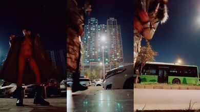 深夜的骚逼户外大秀直播，穿着羽绒服真空装上阵，逼逼里夹着跳蛋一路走一路骚哪人多往哪凑，漏出奶子和逼逼