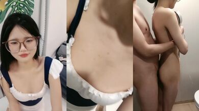 清纯甜美眼镜妹妹！女仆装展示美足！浴室洗澡炮友草逼，娇小身材细腰美腿，怼入小穴后入抽插