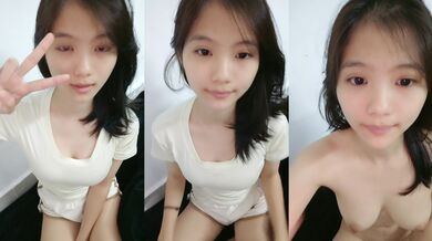 清纯素颜小妹露脸想让狼友们的礼物，听指挥脱光了展示，性感的奶子好诱人，掰开逼逼给狼友看，自慰呻吟刺激