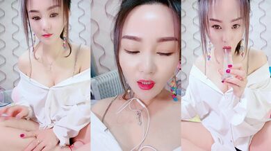 白衬衣的白皙御姐范妹子，露脸躺下跳蛋自慰，穴穴很粉嫩，销魂式呻吟水晶屌插穴