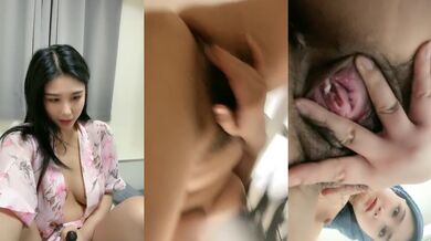 碎花裙子戏精美女，大黑牛自慰露脸骚的很，在黑木耳上震动按摩，卫生间洗澡自慰