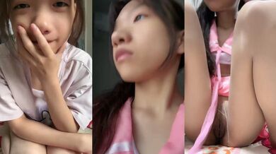 胸小小的妹子，抖音1.6W粉丝的小可爱，全程露脸兼职赚外快，丝袜制服诱惑，揉奶玩逼道具抽插冒白浆好刺激