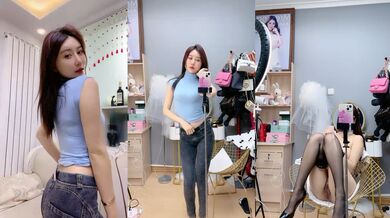 腿模网红女神！超性感！牛仔裤高跟鞋，扭腰摆臀腿玩年，脱下内裤操我大屁股，按摩器震动呻吟