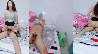 良家小少妇黑丝露脸口交足交大哥鸡巴，激情上位摩擦浪叫呻吟表情好骚，自己揉捏骚奶子，享受大哥的高速抽插