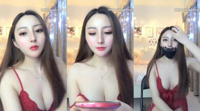 蛇精网红美女-曼曼- 丰满漂亮美乳，跳蛋塞逼里自慰，爽死这骚货！