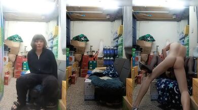 超市的风骚老板娘在顾客挑选货物的时候跟小哥在后面加班啪啪给狼友看，露脸丝袜高跟让小哥舔逼各种抽插爆草