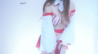 神乳少女发骚，剑把当鸡巴