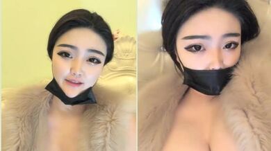 高颜值短发御姐【小蝴蝶】露奶自摸诱惑，掰穴近距离特写肥逼揉搓手指插入，很是诱惑喜欢不要错过