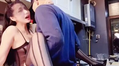 爱丝袜的Vivian姐_黑丝情趣内衣厨房内的激情做爱