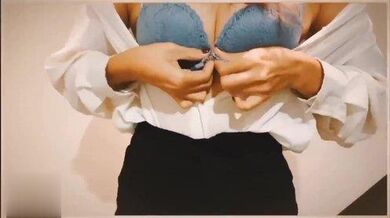 台湾swag榨汁姬午休时间ol秘书楼梯和老板偷情半推半就很诱惑.