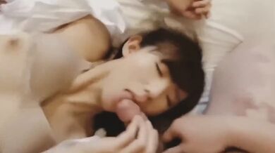 SWAG-艾丝-出差订错房间三人同住-淫荡秘书被两个肉棒填满-前后夹击