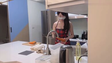 包臀裙妈妈做菜露出勾引