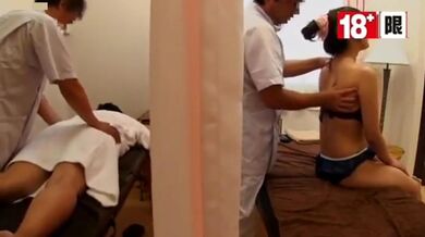 已婚妇女精油按摩，在隔着帘子的丈夫旁边射精