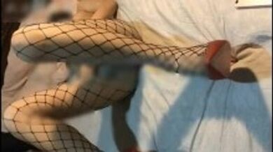 大神约炮90后极品镂空网袜小美女抹油爆操边拍边干肏一半还接个闺蜜电话对白搞笑