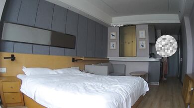 2025年9月最新【少女时代】刚上大一的学妹，一对C罩杯的双乳，太粉嫩，随着摄影师的来回耸动，一对豪乳上下起伏 (1)