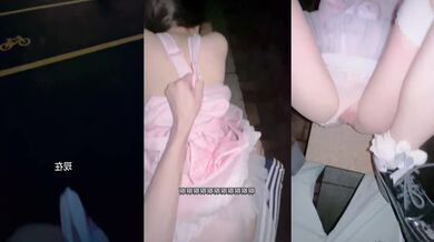 海角乱伦大神《意淫自己妹妹》❤️接妹妹放学在学校大门口的石凳上扒光开操内射她的天然粉嫩美鲍无水印版