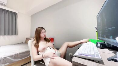 ⚫️最新作品2部，高颜值天然雪白巨乳女神【艾玛Emma】脱衣自慰淫叫声太大被室友狠狠爆操 运动少女急需高蛋白(2V)2