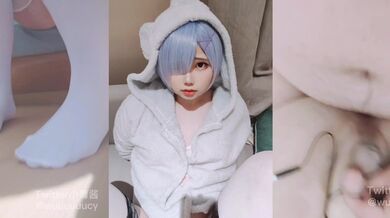 国产CD伪娘系列可可爱爱『小舞酱』COS蕾姆被主人调教玩丁丁 啪啪无套内射爽的翻白眼