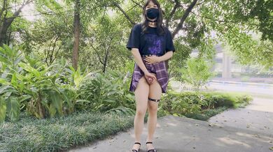 国产CD系列伪娘Luminia在公路旁树荫下的半裸女装飞机