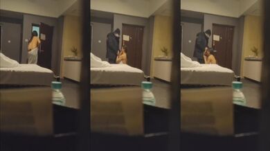 Ts韩欧雅- 原创客户定制视频，公寓酒店勾引#外卖小哥，开门时故意把浴巾弄掉还把外卖小哥吓的哎呦一声哈哈！