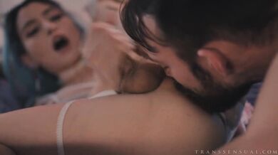 超短裙时尚人妖屁股里夹狐狸尾巴性感撩人假阳具自己插勾引猛男来操